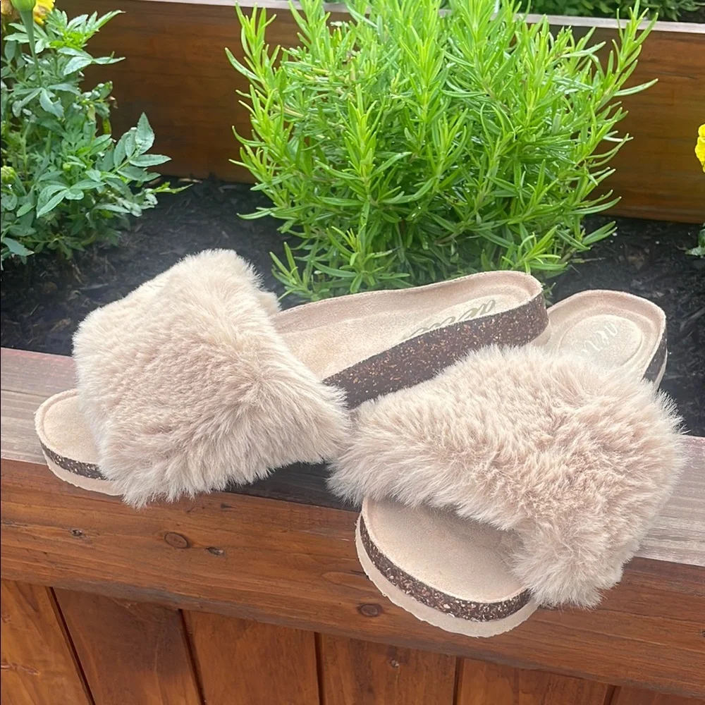Aerie Cream Plush Slide Sandals - Picture 3 of 8
